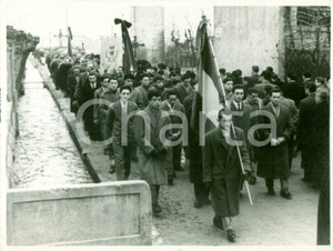 Fotografia d epoca originale 1950 ca FORNOVO SAN GIOVANNI BG Folla in corteo funebre solenne Fotografia 1