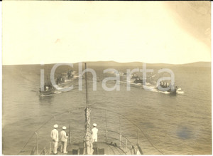 Fotografia d epoca originale 1935 ca MARINA DA GUERRA Flottiglia M.A.S. in formazione con motonave SORRENTO 1