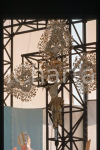 35mm vintage slide* 1998 CHIAVARI Giovanni Paolo II (3)  Diapositiva d'epoca, in formato 35 mm.CONDIZIONI: GOODE' severamente vietata la riproduzione. Tutti i diritti sono riservati.Nella diapositiva ICharta mette in vendita, sul negozio eBay e in esclusiva sul sito "icharta" il proprio archivio composto da numerose diapositive e negativi fotografici d'epoca, tutti originali e autentici, che attraversano la storia del costume italiano tra gli la fine degli anni Sessanta e Novanta.Si tratta di uno sguardo inedito sull'attualit&agrave;, la politica, la vita quotidiana, il gossip e la cultura, che fotografa il cambiamento della nazione in quest'ultimo scorcio del XX secolo. Un'occasione unica per il mercato del collezionismo, che vede finalmente disponibile un archivio eccezionale per vastit&agrave;, tematiche e condizioni, in un settore (il negativo fotografico e la diapositiva) di assoluta novit&agrave; e dalle interessanti prospettive di investimento.  FAIR/discreto   originale e autentica 1