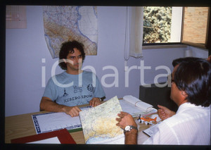 35mm vintage slide* 1988 VILLA SAN MARTINO Nelson PIQUET Scuola elicotteristi Diapositiva scattata a Nelson Piquet durante l'esame per il brevetto di pilota di elicotteri presso la Scuola Nazionale Elicotteri-Aero Club d'Italia.  CONDIZIONI: GOODTutti i diritti riservati.E' severamente vietata la riproduzione. ICharta mette in vendita, sul negozio eBay e in esclusiva sul sito "icharta" il proprio archivio composto da numerose diapositive e negativi fotografici d'epoca, tutti originali e autentici, che attraversano la storia del costume italiano tra gli la fine degli anni Sessanta e Novanta.Si tratta di uno sguardo inedito sull'attualit&agrave;, la politica, la vita quotidiana, il gossip e la cultura, che fotografa il cambiamento della nazione in quest'ultimo scorcio del XX secolo. Un'occasione unica per il mercato del collezionismo, che vede finalmente disponibile un archivio eccezionale per vastit&agrave;, tematiche e condizioni, in un settore (il negativo fotografico e la diapositiva) di assoluta novit&agrave; e dalle interessanti prospettive di investimento.  originale e autentica 1