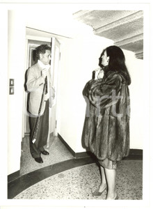 1985 ca MILANO Giorgio FALCK con la moglie Rosanna SCHIAFFINO - Foto 18x24 cm