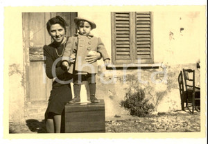 Fotografia d epoca originale 1940 ca MILANO Madre con la figlia nel cortile di casa  Foto cartolina VIGANO 1