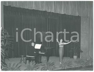 Fotografia d epoca originale 1968 LIRICA MILANO Soprano Chitose MATSUMOTO in concerto  Foto 24x18 cm 1