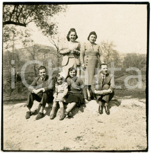 Fotografia d epoca originale 1930 ca VALLO DELLA LUCANIA SA Ritratto di famiglia in campagna Foto 6x6 cm 1
