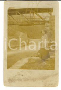 Fotografia d epoca originale 1920 ca AREA LOMBARDA ? Giovane donna vicino a una cascata Foto cartolina 1
