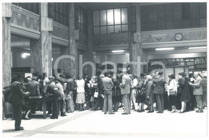 Fotografia d epoca originale 1978 MILANO Via Moscova / Manin  Salone AGENZIA DELLE ENTRATE  Folla Foto 1