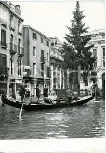 1958 VENEZIA Alta marea - Gondola attracca ai Leoncini presso l'albero di Natale
