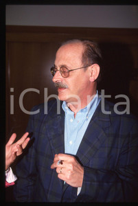 35mm vintage slide* 1994 VENEZIA Antonio TABUCCHI al PREMIO CAMPIELLO (6)  Diapositiva d'epoca, in formato 35 mm. CONDIZIONI: GOOD  Tutti i diritti riservati.E' severamente vietata la riproduzione. ICharta mette in vendita, sul negozio eBay e in esclusiva sul sito "icharta" il proprio archivio composto da numerose diapositive e negativi fotografici d'epoca, tutti originali e autentici, che attraversano la storia del costume italiano tra gli la fine degli anni Sessanta e Novanta.Si tratta di uno sguardo inedito sull'attualit&agrave;, la politica, la vita quotidiana, il gossip e la cultura, che fotografa il cambiamento della nazione in quest'ultimo scorcio del XX secolo. Un'occasione unica per il mercato del collezionismo, che vede finalmente disponibile un archivio eccezionale per vastit&agrave;, tematiche e condizioni, in un settore (il negativo fotografico e la diapositiva) di assoluta novit&agrave; e dalle interessanti prospettive di investimento.  originale e autentica 1
