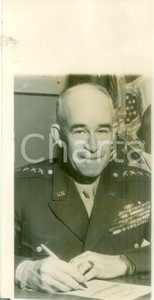 Fotografia d epoca originale 1975 ca NEW YORK USA Generale Omar BRADLEY nel suo studio Foto DANNEGGIATA 1