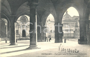 Cartolina originale da collezione 1923 BERGAMO Il porticato sotto la Biblioteca Comunale *Cartolina ANIMATA FP VG 1