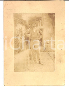 Fotografia d epoca originale 1890 ca AREA LOMBARDA Donna in pantaloni con il marito Foto CASTIGLIONI CURIOSA 1