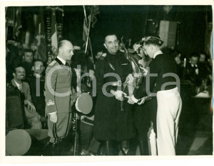 Fotografia d epoca originale 1934 MILANO Duca di BERGAMO consegna trofeo ANGELINI a squadra volo a vela FOTO 1