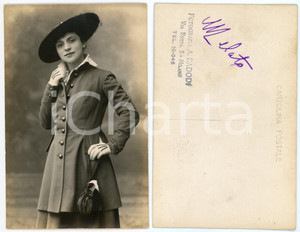1920 ca MODA - MILANO BRERA - Donna in abito da passeggio e guanti bianchi *Foto Fotografia originale d'epoca, in formato cartolina postale.FOTOGRAFO: A. Badodi - via Brera 5, MilanoCONDIZIONI: GFORMATO: 9x14 cm    originale e autentica 1