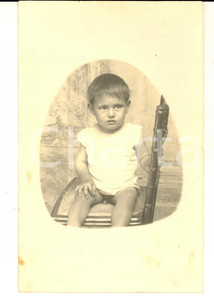 Fotografia d epoca originale 1930 ca AREA LOMBARDA Ritratto di bambino su una sedia Foto cartolina VINTAGE 1