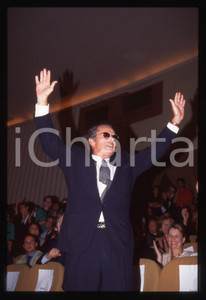 35mm vintage slide* 1994 VENEZIA - CINEMA Jack NICHOLSON premiere WOLF (1) La diapositiva ritrae l'attore Jack Nicholson al Festival del Cinema di Venezia del 1994 per la premiere del film WolfDiapositiva d'epoca, in formato 35 mm. CONDIZIONI: GOODTutti i diritti riservati.E' severamente vietata la riproduzione. ICharta mette in vendita, sul negozio eBay e in esclusiva sul sito "icharta" il proprio archivio composto da numerose diapositive e negativi fotografici d'epoca, tutti originali e autentici, che attraversano la storia del costume italiano tra gli la fine degli anni Sessanta e Novanta.Si tratta di uno sguardo inedito sull'attualit&agrave;, la politica, la vita quotidiana, il gossip e la cultura, che fotografa il cambiamento della nazione in quest'ultimo scorcio del XX secolo. Un'occasione unica per il mercato del collezionismo, che vede finalmente disponibile un archivio eccezionale per vastit&agrave;, tematiche e condizioni, in un settore (il negativo fotografico e la diapositiva) di assoluta novit&agrave; e dalle interessanti prospettive di investimento.  originale e autentica 1