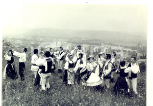 Fotografia d epoca originale 1990 ca TARGU MURES ROMANIA Gruppo folcloristico MURESUL danza sul prato 1