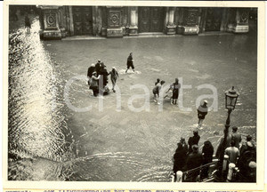 Fotografia d epoca originale 1939 VENEZIA ACQUA ALTA Scugnizzi aiutano passanti ad attraversare Fotografia 1