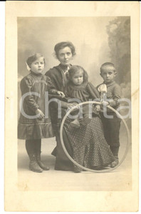 1915 ca BRESCIA Ritratto di madre con i tre figli e il cerchio - Foto RINALDI