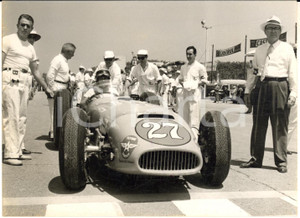 1957 AUTOMOBILISMO MONZA 500 MIGLIA Tony BETTENHAUSEN alla partenza - Foto 18x13  Fotografia d'epoca con didascalia coeva al verso.   CONDIZIONI: G FORMATO: 18x13 cm     originale e autentica 1