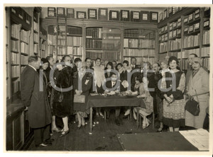 Fotografia d epoca originale 1930 ca PARIS Scrittore tra il pubblico in una biblioteca Foto 22x17 cm 1
