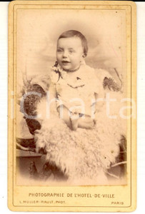 Fotografia d epoca originale 1890 ca PARIS Portrait d enfant assis Photo L. MULLERRAULT Hotel de ville CDV 1