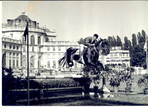 1960 Castello STUPINIGI IPPICA Gran Premio Petrol Caltex - THIEDEMANN su Finetta Fotografia d'epoca con didascalia coeva.  CONDIZIONI: FAIR (lievi piegature superficiali) FORMATO: 18x13 cm    originale e autentica 1