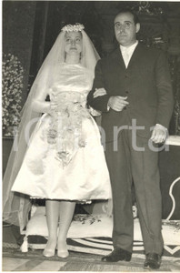 1958 TORINO Nozze annunciatrice Maria LEONE - Scipione MORANDO *Foto 13x18 cm Fotografia di agenzia, con didascalia coeva al verso. CONDIZIONI: G FORMATO: 13x18 cm    originale e autentica 1