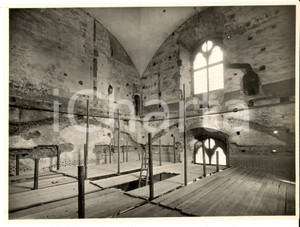 Fotografia d epoca originale 1950 ca PAVIA CASTELLO VISCONTEO Salone durante i restauri FOTO ARTISTICA 1