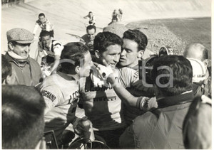 1960 CICLISMO MILANO-TORINO Festa per Arnaldo PAMBIANCO vincitore  - Foto Fotografia d'epoca con didascalia coeva al verso. CONDIZIONI: FAIR (piegature al lato sinistro)FORMATO: 18x13 cm     originale e autentica 1
