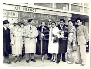 Fotografia d epoca originale 1960 ca PARIS ? Gruppo di attori all aeroporto Foto VINTAGE  AIR FRANCE 1