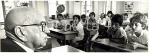 Fotografia d epoca originale 1985 ca PARIS ? Edgar FAURE parla ai bambini di una scuola elementare Foto 1