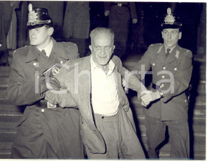 1953 BERLIN Incident in Schöneberg Town Hall - Madman arrested - Photo 20x15