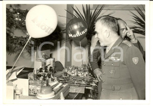 Fotografia d epoca originale 1960 BERGAMO Divisione LEGNANO  Comandante con doni natalizi MOTTA Foto 1