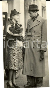 Fotografia d'epoca originale 1939 PATTINAGGIO Giovane pattinatrice accolta con mazzo di fiori *Foto 5x11 1