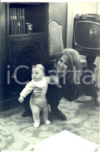 1970 ca COSTUME ITALIA Betty CURTIS in salotto con il figlio - Foto 20x30 cm