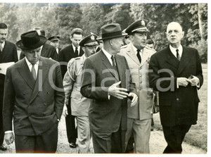1959 RAMBOUILLET Charles DE GAULLE con Dwight D. EISENHOWER e Michel DEBRÉ *Foto