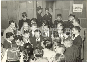 1959 PARIS François MITTERRAND en conférence de presse sur l'attentat - Photo
