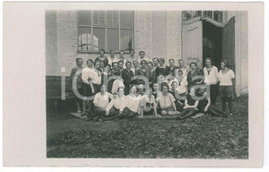 Fotografia d epoca originale 1920 ca GERMANY Gruppo di studentesse  in un cortile Foto 14x9 cm 1