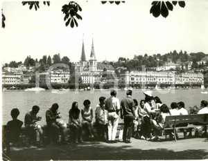 Fotografia d epoca originale 1980 ca LUCERNA CH Spuntino in riva al lago dei QUATTRO CANTONI Fotografia 1