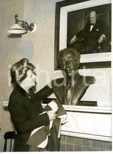 1958 LONDON Blanche LITTLER ROBEY with a portrait of Sir Winston CHURCHILL