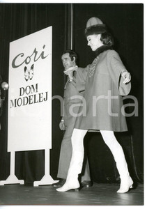 1967 MILANO - TEATRO MANZONI "Settimana Sovietica" - Modella russa DOM MODELEJ Fotografia d'epoca con didascalia coeva.  CONDIZIONI: G FORMATO: 13x18 cm     originale e autentica 1