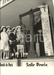 1958 PARIS Dix petits parisiens les plus propres reçoivent poids en savonnettes
