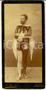 Fotografia d epoca originale 1890 ca MILANO TEATRO ALLA SCALA ? Attore in abito medievale Foto Leone RICCI 1