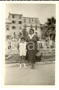 Fotografia d epoca originale 1950 ca PISA Ritratto di madre con il figlio in PIAZZA DANTE Foto cartolina 1