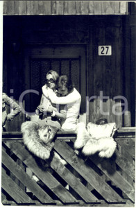 1970 ca GOSSIP ITALIA Barbara BOUCHET in montagna con Paolo PAZZAGLIA (5) - Foto Fotografia di agenzia. CONDIZIONI: FAIR (piegatura centrale)FORMATO: 20x30 cm    originale e autentica 1