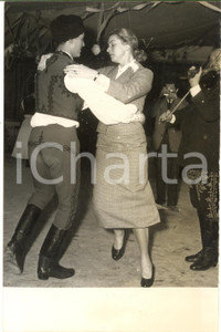 1957 CHENNEVIERES-SUR-MARNE Mariage danseurs hongrois - Ingrid BERGMAN danse