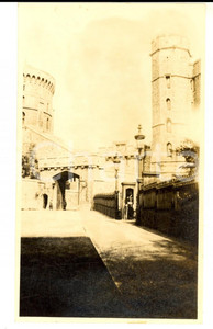 Fotografia d epoca originale 1924 Castello di WINDSOR UK Torri all ingresso Foto ANIMATA 8 x14  cm 1