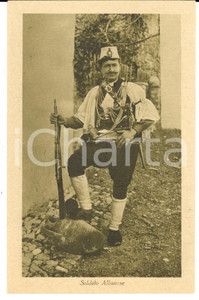 Cartolina originale da collezione 1930 ca COSTUMI ALBANIA Soldato albanese in divisa tradizionale Cartolina FP NV 1
