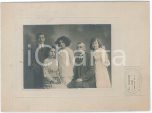 1910 ca ROMA Ritratto di famiglia - Foto Camillo TONCKER 24x18 cm Fotografia originale d'epoca, montata su cartoncino rigido.FOTOGRAFO: Camillo Toncker - Roma, corso Vittorio Emanuele 18 GOOD/buono  Formato: 24x18 cm originale e autentica 1