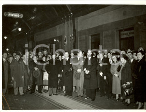 Fotografia d epoca originale 1938 MILANO Guido PESENTI accoglie complesso Opera di Stato MONACO Foto 1